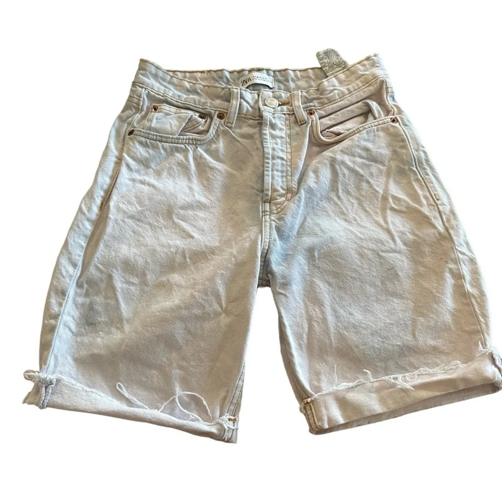 Zara women's size 4  distressed jean shorts, waist 15", inseam 7"